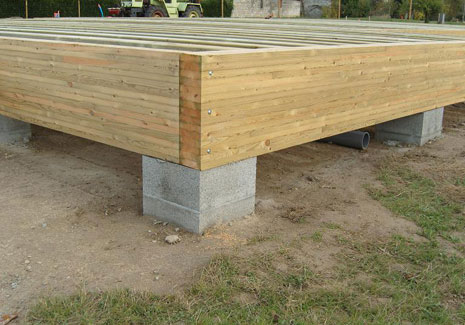 Pose du lamellé-collé périphérique sur plot béton.