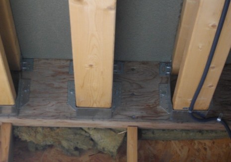 Plancher d'étage avec fixation des poutres sur étriers sur ceinture LVL