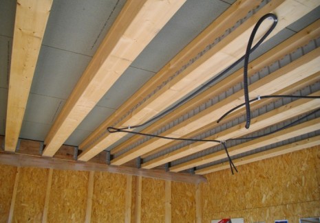 Plancher d'étage avec fixation des poutres sur étriers sur ceinture LVL