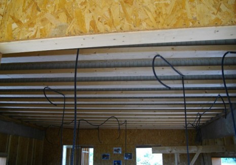 Plancher d'étage avec fixation des poutres sur étriers sur ceinture LVL